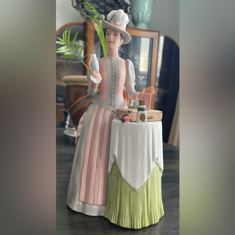 Pristine Condition Porcelain figurine